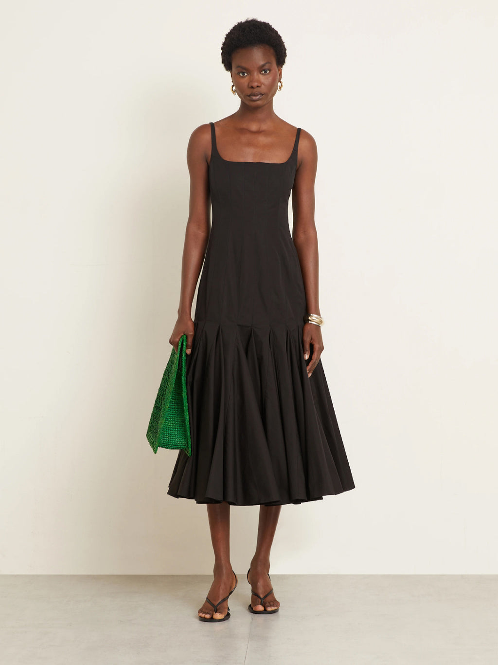 2025 Novo Vestido Francês de Alças Finas Europeu e Americano para Mulher, Estilo Emagrecedor Suave de Verão Estilo Simples Plissado Grande