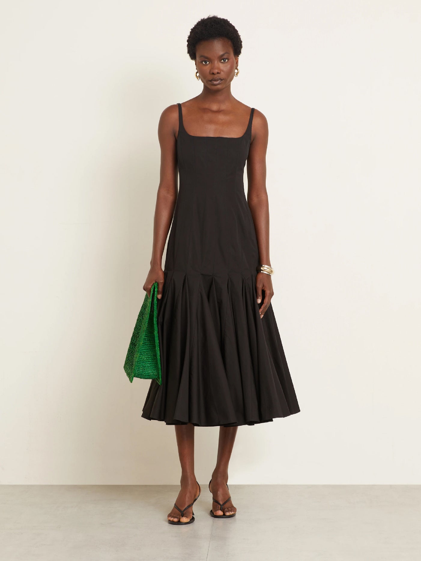 2025 Novo Vestido Francês de Alças Finas Europeu e Americano para Mulher, Estilo Emagrecedor Suave de Verão Estilo Simples Plissado Grande