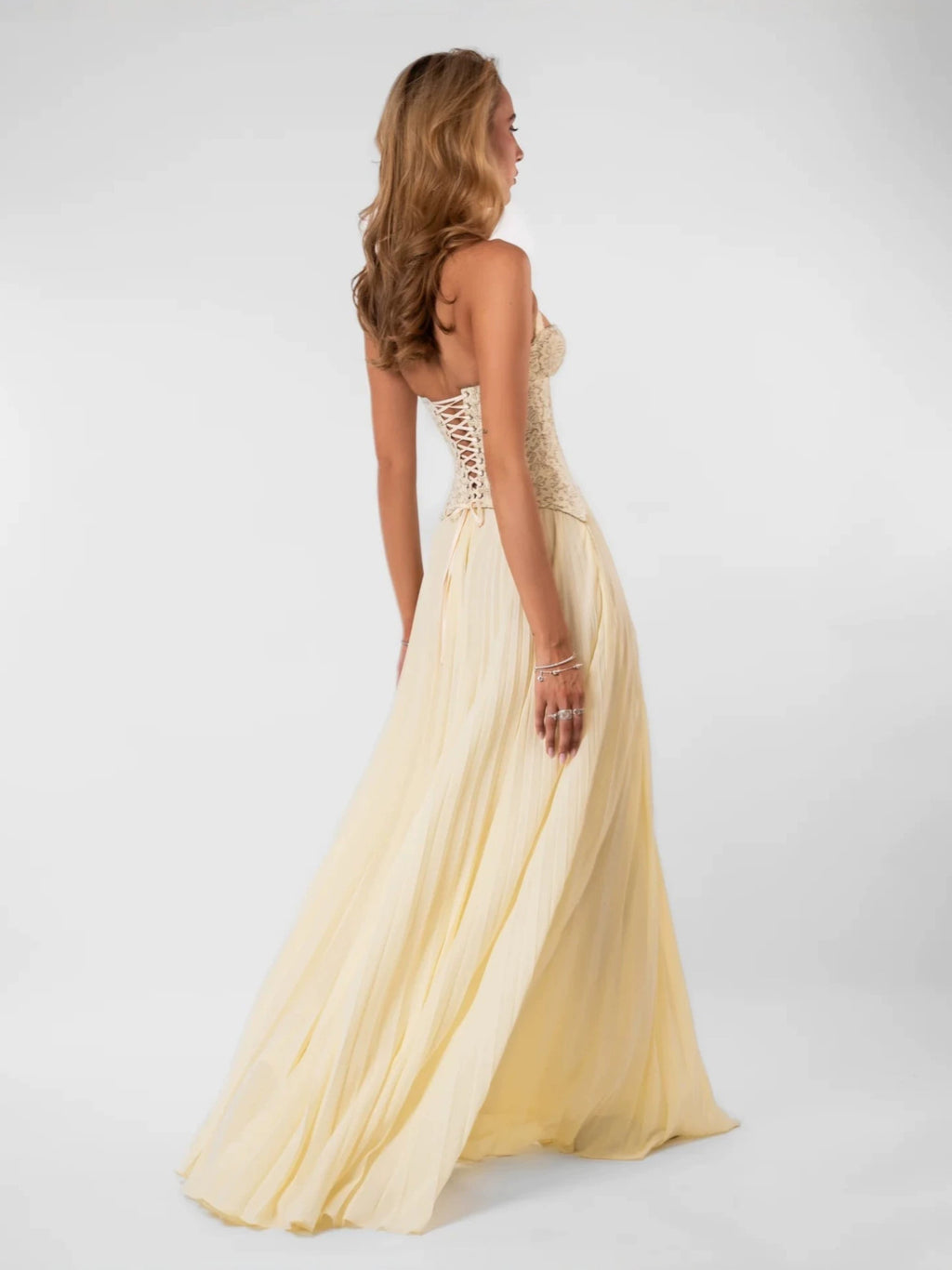 Personalizado | Vestido francês de renda com copo halter, com amarração nas costas, cintura justa, saia comprida plissada em chiffon