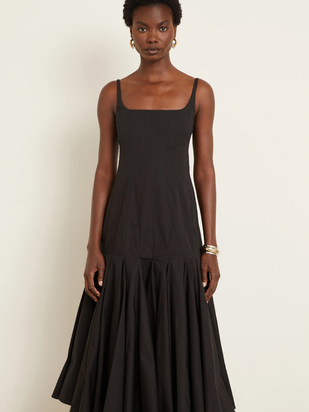 2025 Novo Vestido Francês de Alças Finas Europeu e Americano para Mulher, Estilo Emagrecedor Suave de Verão Estilo Simples Plissado Grande