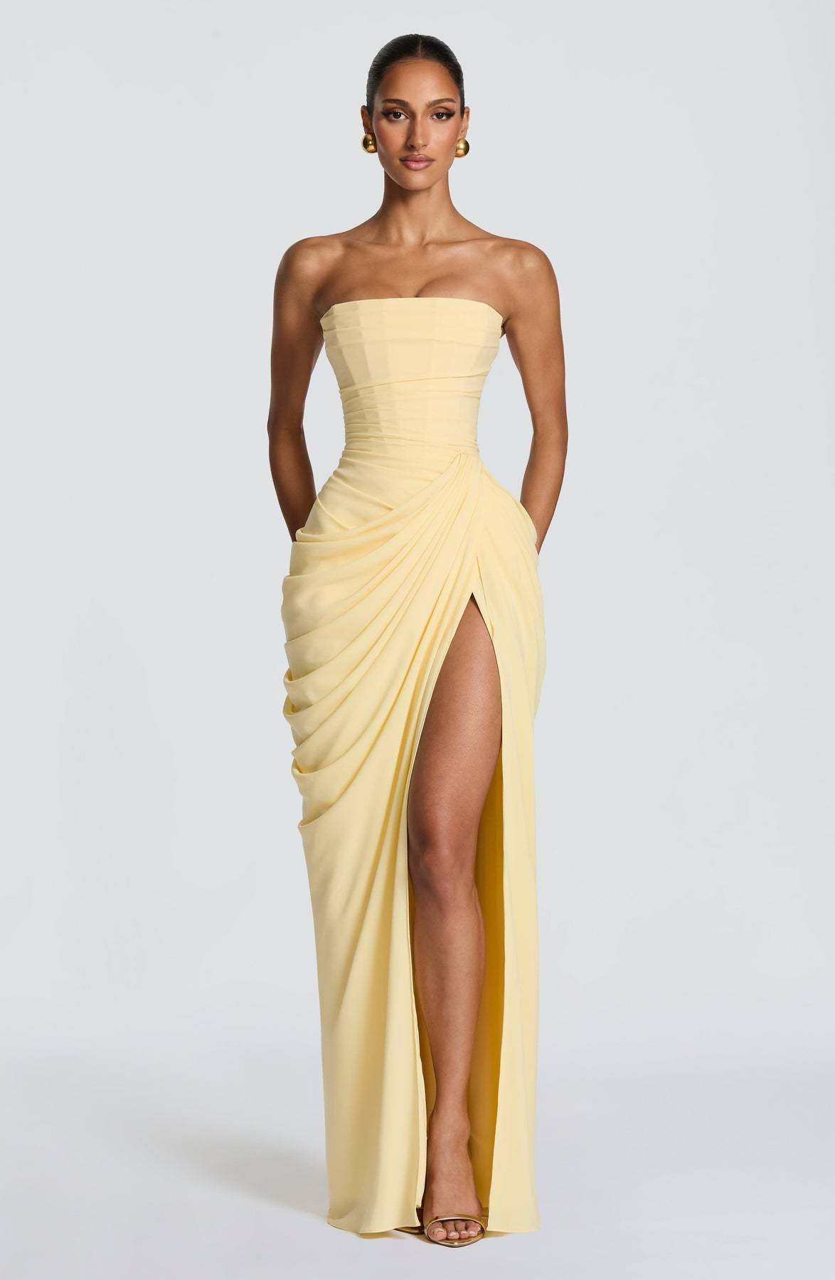 2026 Novo vestido romântico francês plissado, assimétrico e sexy, de fendas altas,