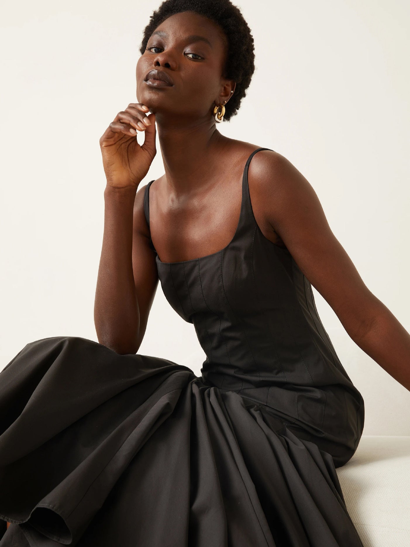 2025 Novo Vestido Francês de Alças Finas Europeu e Americano para Mulher, Estilo Emagrecedor Suave de Verão Estilo Simples Plissado Grande